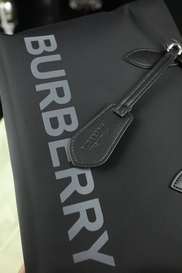 Box free Burberry nylon tote bag tote bag shopping bag tote bag is really classic. It looks good on the back no matter how you carry it. Size: 29 × 23