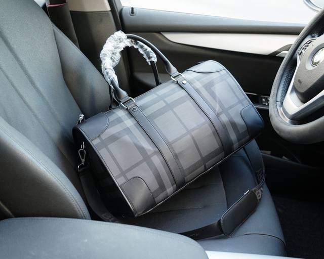 Burberry official website synchronizes high version travel backpack with excellent quality for global rush orders. Non market ordinary goods use imported cowhide, which is classic, wear-resistant, practical, scratch resistant, and truly traffic king.