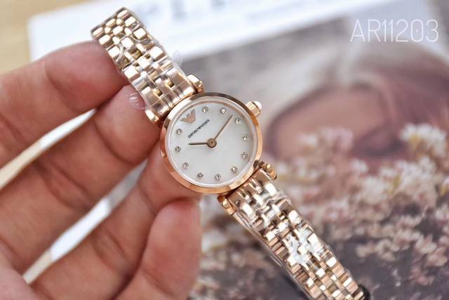 Armani Watch Case: 316L Stainless Steel Glass: Mineral Reinforced Glass Movement: Imported Quartz Movement Strap: 316L Stainless Steel Size: 22Mm Cleverly Small and Exquisite, Interpreting Sexiness in Simple Design: