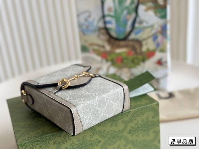 The full package Gucci1955 mobile phone bag was originally intended for those who wanted to go into the tiger head chest bag and were ready to pay. As soon as they turned around and saw this phone bag, they immediately fell in love with the love cabi