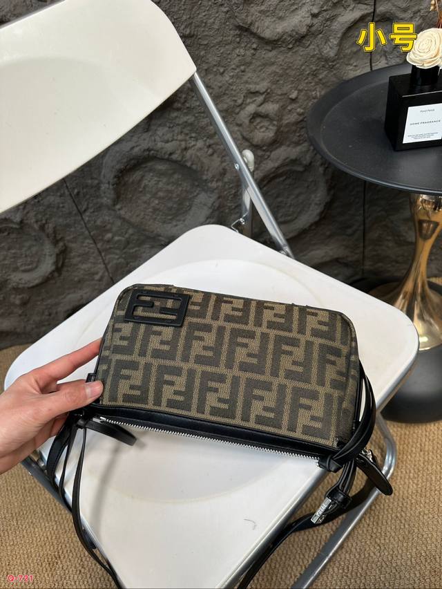 Equipped with a folding box Fendi armpit bag, it can be worn under the armpit or diagonally, with a simple and luxurious feel. Size 24.14cm: