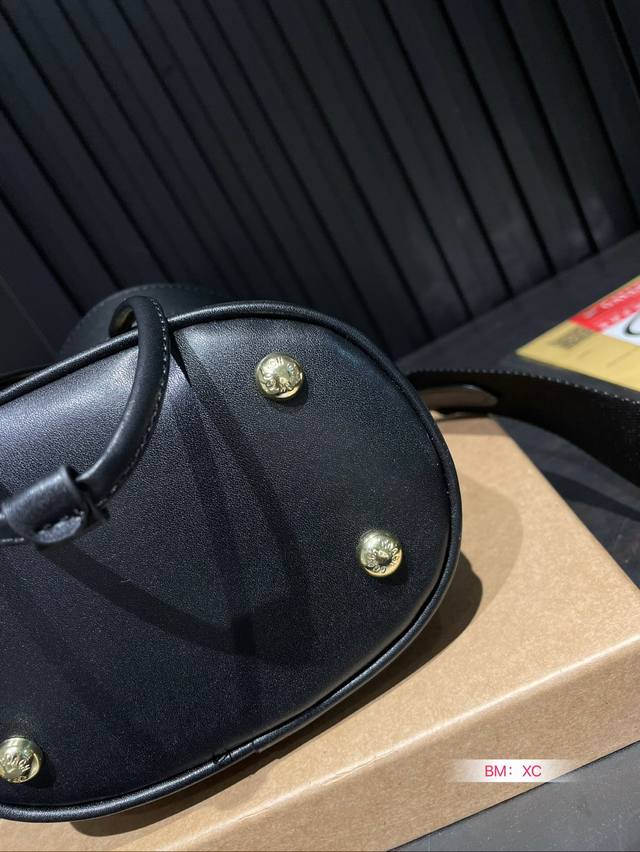 Recommended new box accessories: Coach Coach counter's new dempsey series mini bucket bag! Synchronized updates for counters! Can be carried by hand or shoulder and back~Super great effect on the upper body! Original vintage fabric paired with cowhid