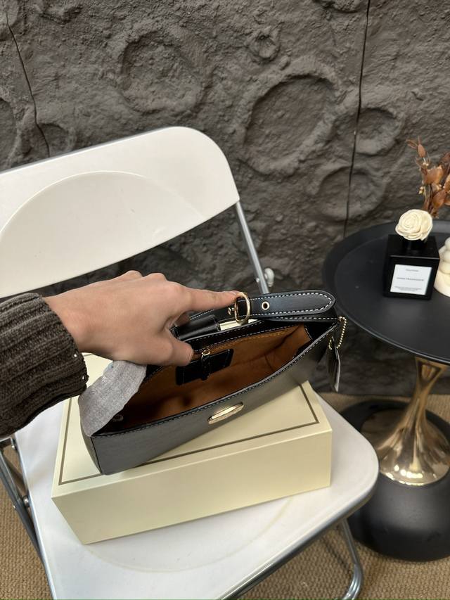 Paired with a folding box, Coach under the armpit amplifies the trick! The new Eliza series is really amazing! The minimalist design is truly eye-catching! The color is simple yet elegant, full of fashion sense, easy to match to create a sense of fas
