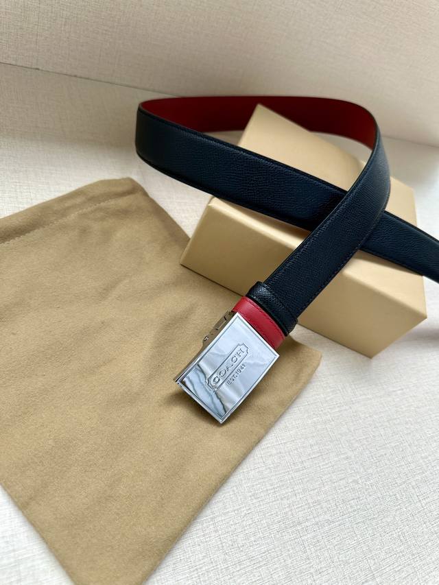 As a well-known fashion brand, Coach with a width of 3.5cm often cleverly integrates its brand logo into the design of the belt, such as printing the brand's initials, patterns, etc. on the buckle or belt, which not only highlights the brand's identi