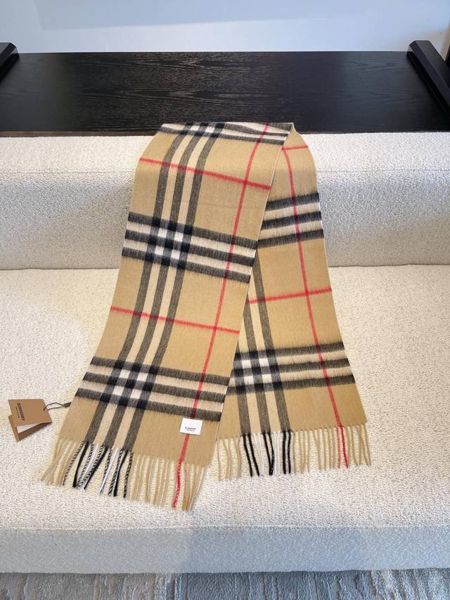 Gift box+5 Burberry plaid scarf is really amazing! Fashionable, unique, and warm with a perfect concave design to create an atmosphere. Don't miss out if you love personalized fashion! 100% sheep wool soft touch