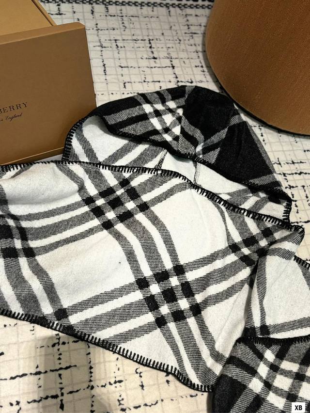 Gift box packaging Burberry scarf Hi! The cold winter has arrived, it's time to add a bright color to your outfit! This scarf is simply magical, not only can it keep you warm, but it can also immediately make you the center of fashion! Match with jac