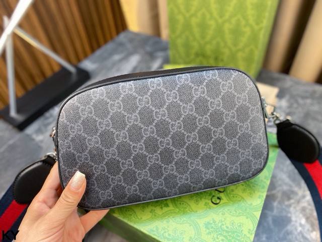 The Gucci camera bag comes with a full set of packaging and looks really good. The Gg Supreme material is full of fashion sense, and the red and blue nylon striped webbing and the black and gray brand logo pattern presented with ingenuity complement