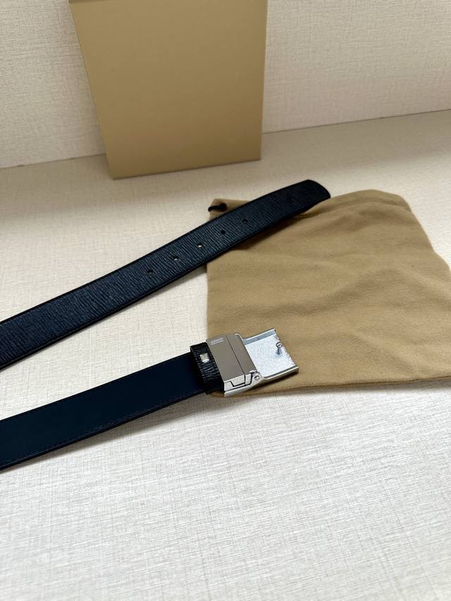 As a well-known fashion brand, Coach with a width of 3.5cm often cleverly integrates its brand logo into the design of the belt, such as printing the brand's initials, patterns, etc. on the buckle or belt, which not only highlights the brand's identi