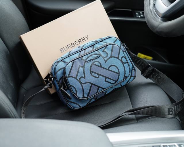 Burberry's official website synchronizes the high-end version of the single shoulder crossbody backpack, which is a classic and timeless work. The original single fabric material has a delicate feel, deep waterproof and wear-resistant. It is not a re