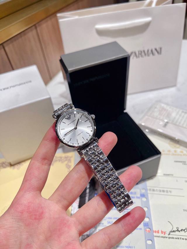 Original Armani 316L stainless steel watch mirror: reinforced mineral glass strap: 316L diameter size: 32mm * pearl mother of pearl perfectly blends and shines on the wrist, creating an elegant image for women with pure, simple and elegant temperamen