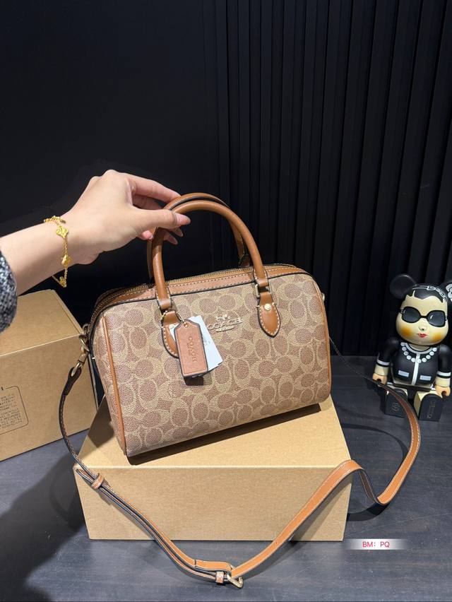 Coach Coach Mini Pillow Bag with Box, New Product Super Cute Mini Boston Small Body, Large Capacity! Size: 25 * 16: