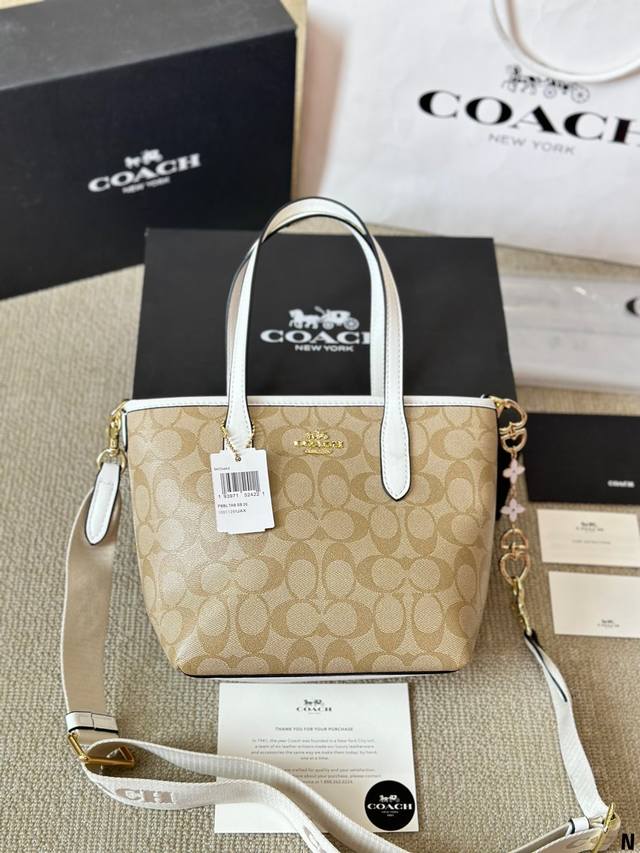 Coach with accessories! Such a cute City tote bag! Coach's new September product is the Little Tote Bag! City Series Mini Number!! Good boy, good boy. Size 20 20cm: