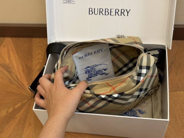 Box size: 26 * 18cm Burberry new camera bag latest fabric plaid! Daily trendy dressing, fashionable dressing, no problem at all! Both men and women can take responsibility for their appearance