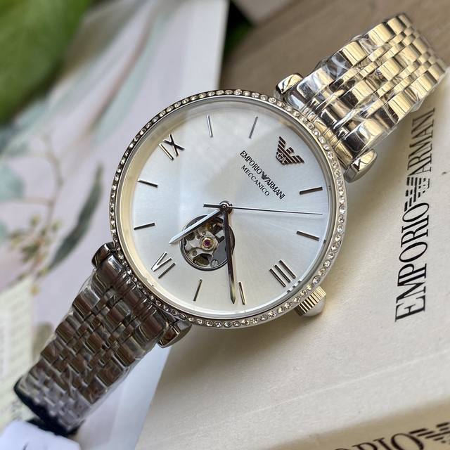 Armani mechanical women's watch has arrived!! Classic and minimalist Italian style, with a transparent heart on the exposed movement, 316 stainless steel strap, original mineral crystal mirror with 30 meter waterproof buckle, fully manual winding mec