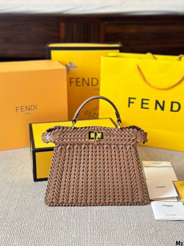 The limited edition peekaboo is so beautiful! It has different features on both sides, all made of cowhide weaving. The more you look at it, the more durable it becomes. It is elegant and playful, and can be easily switched. This iconic fashion item