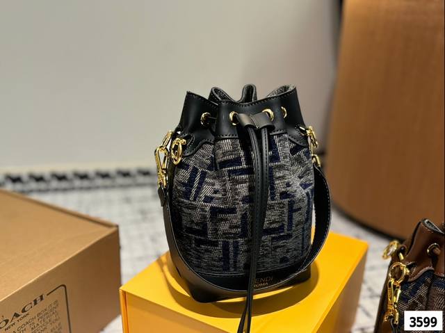 Fendi's popular vintage bucket bag with foldable box is probably the most commonly carried bag by trendsetters. Fendi's single shoulder and diagonal cross are not a problem, giving it a lazy and lazy street style. Qi Wei,: