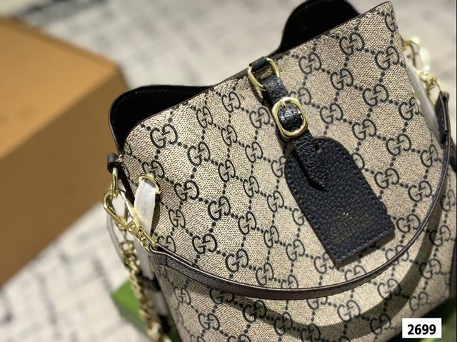 Gift box packaging Gucci Emblem series Tote new product launch, storage party big love big bag with compartments. The new emblem is launched, which is a relatively large tote with adjustable shoulder straps on both sides and a classic lining: