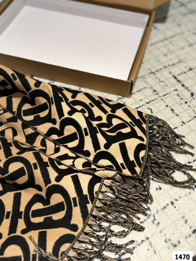 Comes with a gift box The most gentle color scheme of Burberry scarf is a cashmere scarf with a great atmosphere. Don't you want to order such a beautiful scarf now?