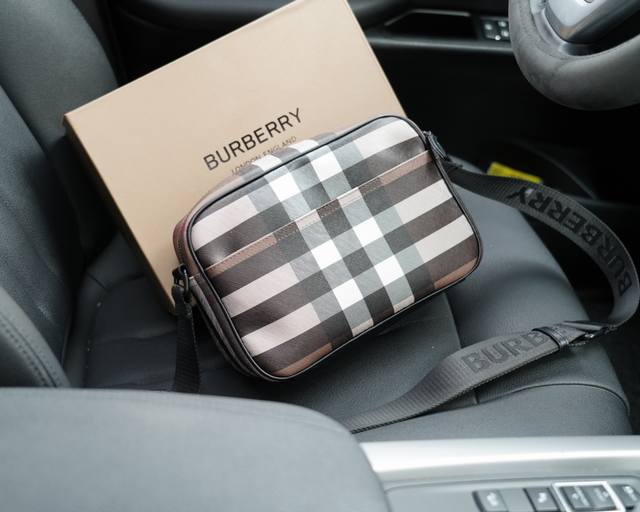 Burberry official website synchronizes high version crossbody single shoulder backpack with eternal and timeless iconic products. Pure original single cowhide top-notch hardware production, non market ordinary version. This year's favorite styles of