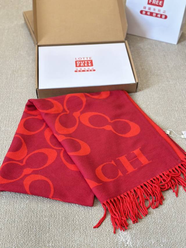 Comes with a box of wool scarf Size: 70 * 180cm Coach's new jacquard scarf. The wool feels super thick, soft, and comfortable, with a high-end aura and a stable 