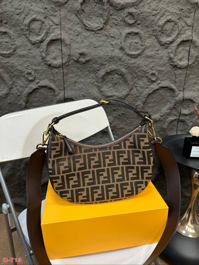 Paired with a folding box, the new Fendi Pea Crescent Underarm Bag is really beautiful. The color scheme is particularly high-end and the dense material is cowhide, which is very durable. The metal Fendi logo at the bottom has a unique texture! Size