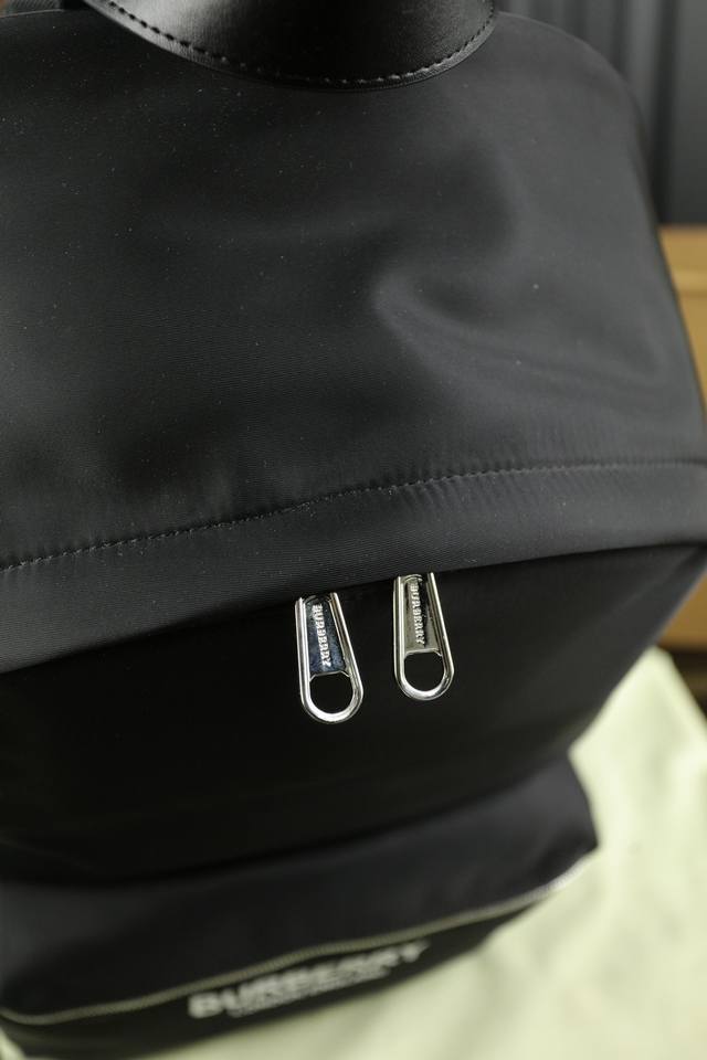 Boxless Burberry Backpack Backpack, Men's Econyl Backpack, unisex Backpack, Classic Matching Craftsmanship Material, Casual Versatile Backpack, Exquisite Inlaying Fine Craftsmanship, Actual Shooting Fabric Size: 29.5 ×