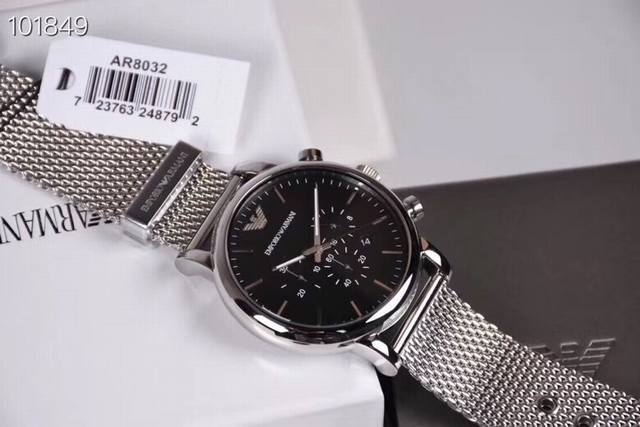 Armani's hottest piece of the year, ranked first on the Xiaohongshu chart, is a men's quartz watch model AR1979 with a calendar steel strap. The woven steel strap is perfect for business men and feels very comfortable to pick up. The three eyed dial