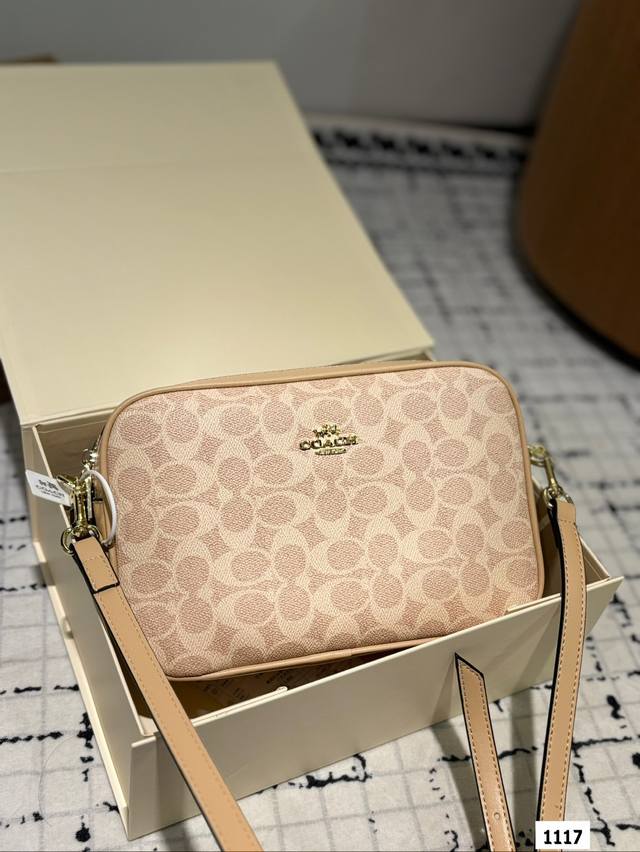 The box size is 24.15, and the Coach double zipper camera bag has a full turn back rate. It is elegant, fashionable, simple, high-end, and very versatile