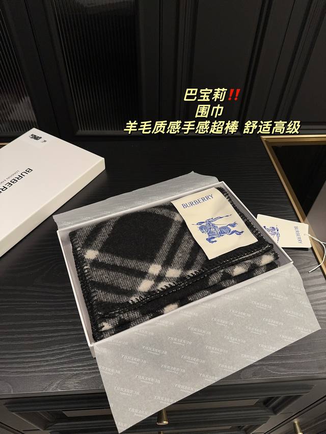 The low-key luxury of pairing Burberry scarves with boxes! This Burberry scarf is extremely easy to match, suitable for both men and women. The more you look at it, the more you love it, the more fashionable it becomes, and the more you look at it, t