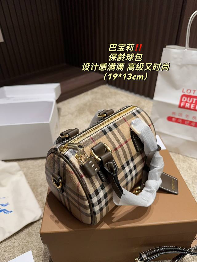 Featuring a foldable box size of 19.13, this Boston bowling bag has become another masterpiece of Burberry due to its unique design and practicality. Featuring a checkered pattern and a foldable box size of 19.13, this Boston bowling bag has become a