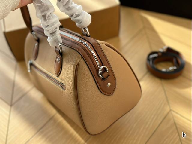 Airplane box size 24 * 16cm, Coach Boston Pillow Bag, retro and elegant, full of high-end feeling, moderate size, suitable capacity, touching, casual and formal wear can be easily controlled: