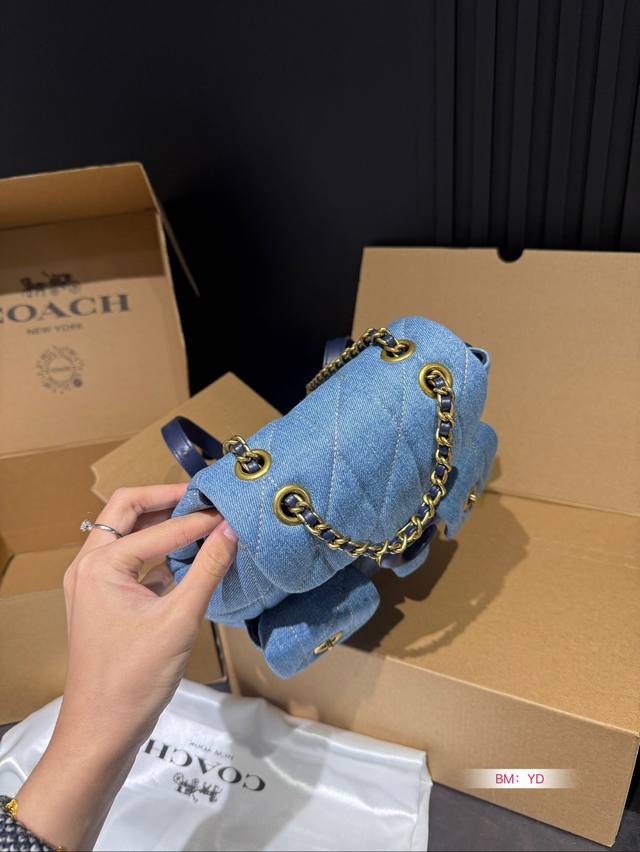 The Coach Coach Shoulder Tabby Backpack with Airplane Box is a versatile and versatile backpack that reshapes the coach design of the 1970s in a modern way. Its multifunctional style can be used as a backpack