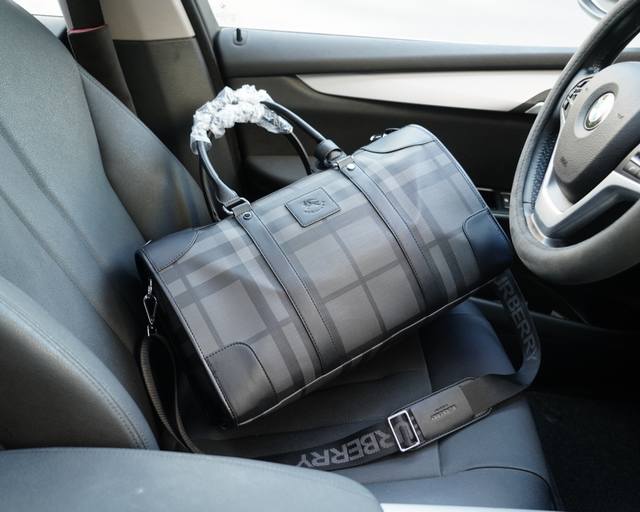 Burberry official website synchronizes high version travel backpack with excellent quality for global rush orders. Non market ordinary goods use imported cowhide, which is classic, wear-resistant, practical, scratch resistant, and truly traffic king.
