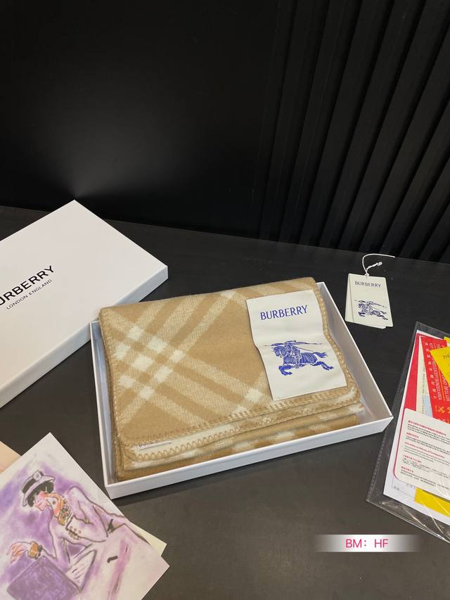 Cashmere Scarf Box Size: 180cm * 30cm Burberry Cashmere Scarf The gentlest color scheme for the upper body is super soft and comfortable. Don't you want to order this beautiful scarf now?