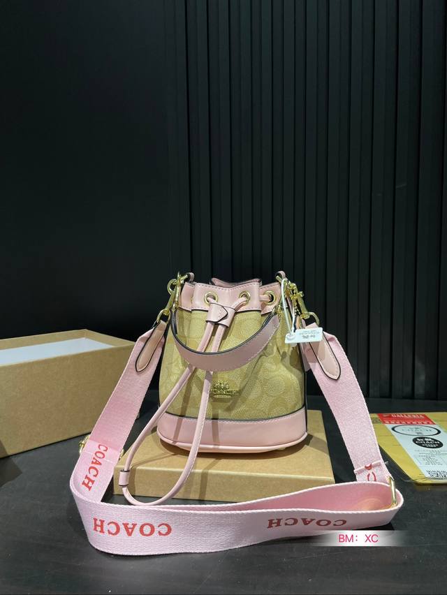 Recommended new box accessories: Coach Coach counter's new dempsey series mini bucket bag! Synchronized updates for counters! Can be carried by hand or shoulder and back~Super great effect on the upper body! Original vintage fabric paired with cowhid