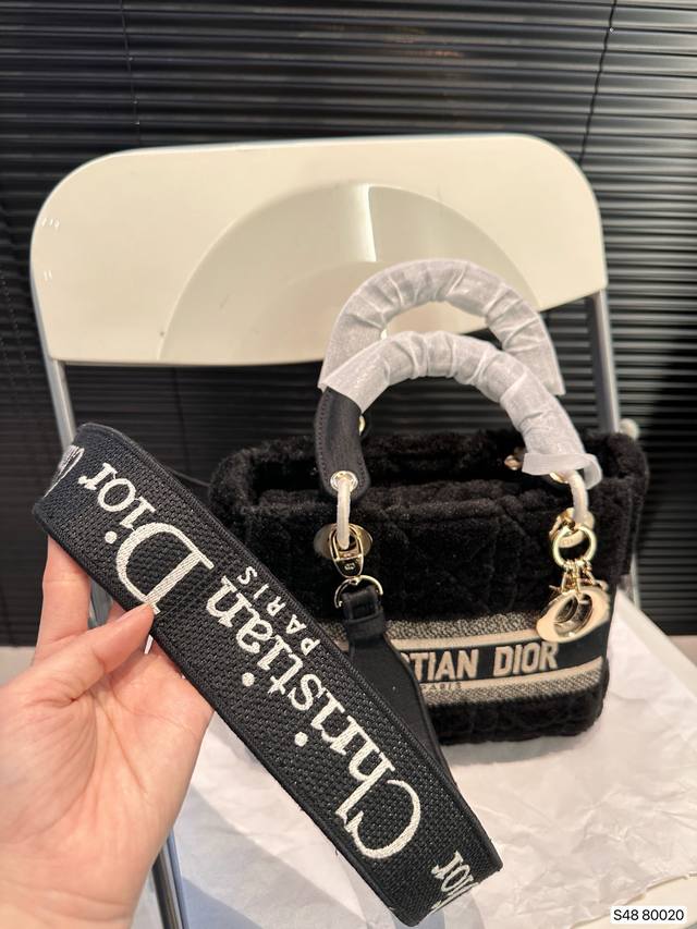 Dior's top of the line original lambhair Diana bag, Dior's new Lady D Lite series, exquisite craftsmanship, perfect color matching, overall fashion and retro, high-end and romantic. The handle and street junction are decorated with light: