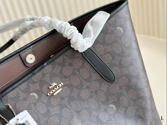 The latest shopping bags from Coach's OEM factory are shipped with top quality, shiny hardware logo, stir fried chicken fire, practical styles, versatile styles, lining logos, fashionable and versatile styles, super age reducing, and favorite items.