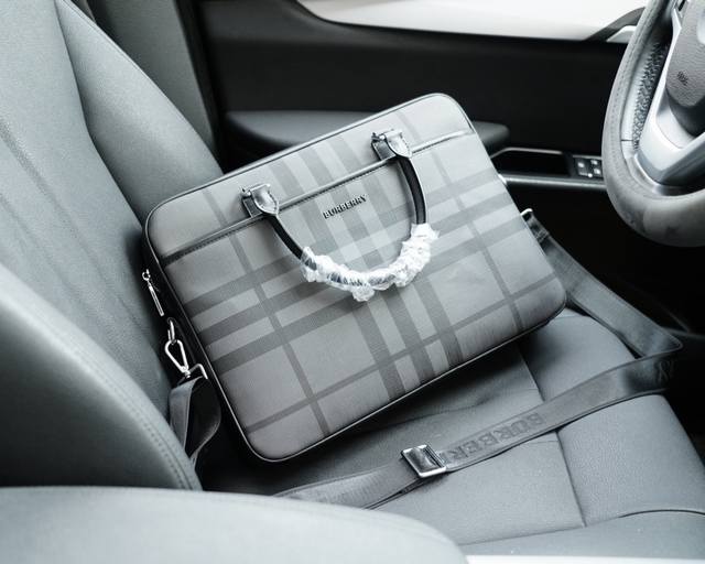 Burberry official website synchronizes high version handbag and crossbody backpack with timeless iconic products made of pure original single calf leather top hardware, non market ordinary version. This year's favorite styles of Burberry are all phot