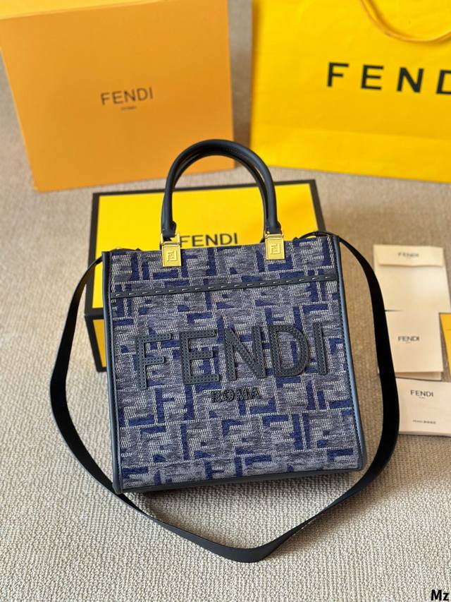 The Fendi gradient tote bag is made of chenille velvet material, which is relatively warm. Size 25 18Cm: