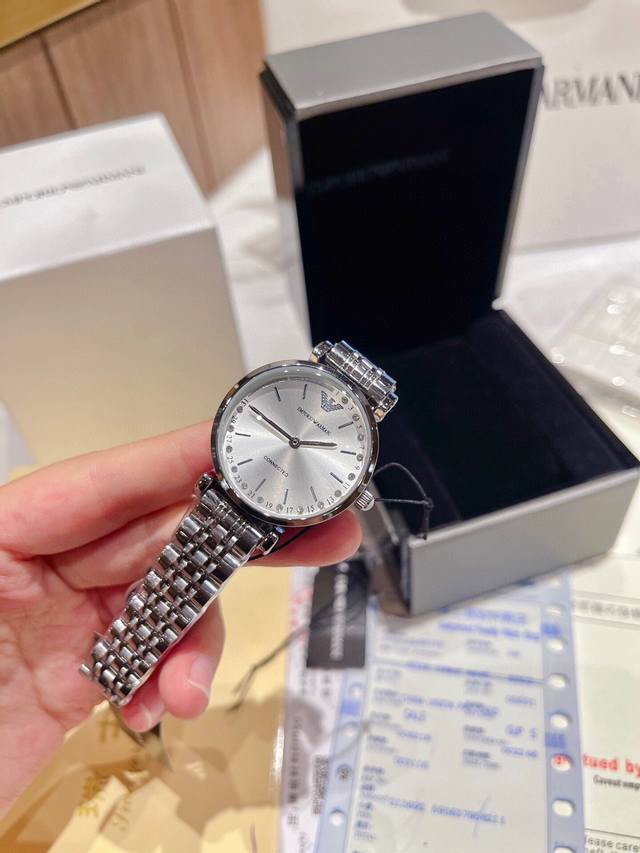 Original Armani 316L stainless steel watch mirror: reinforced mineral glass strap: 316L diameter size: 32mm * pearl mother of pearl perfectly blends and shines on the wrist, creating an elegant image for women with pure, simple and elegant temperamen
