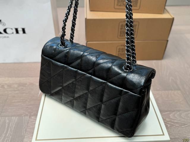 The large folding box of the Coach Tabby wine god bag is not only practical and versatile, but also very distinctive and attractive. I really love this simple and easy to carry bag. It can be easily carried on the back, and both practicality and beau