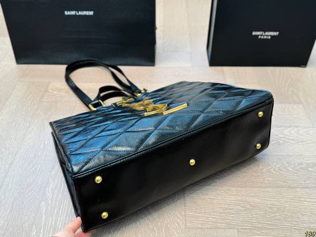 Saint Laurent YSL handbag tote bag is lazy, casual and easy to carry, full of surprises on the upper body. A size 40 28