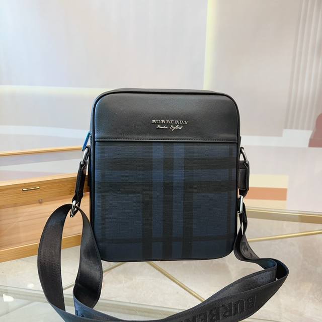 Burberry's latest men's briefcase has strong practicality, exquisite craftsmanship, high-end atmosphere, and a casual and generous size: 23 26