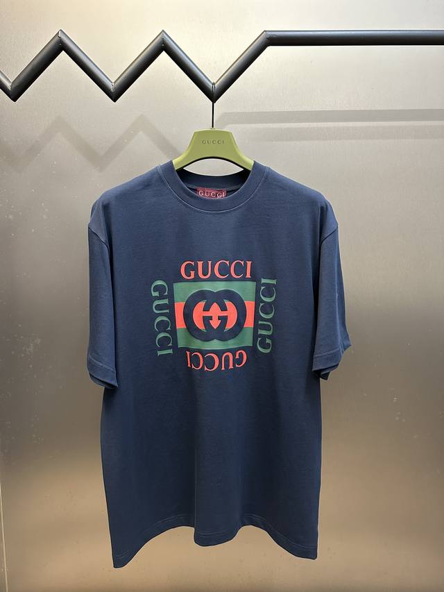 The Gucci block combination printed short sleeved fabric is made of 26s double stranded combed cotton, long staple cotton blended with tightly spun siro yarn, weighing 280g. The front panel is printed with an elliptical machine screen, and all the bo