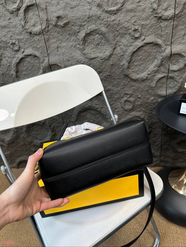 Comes with a folding box and Fendi pillow bag. By The Way, it has a large capacity and is cute and can be carried by hand or slung over the body. It can be sweet or salty! Size 27.18Cm: