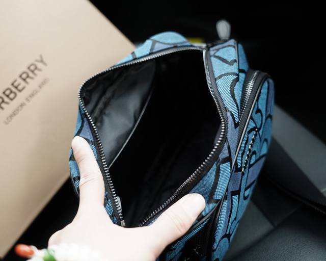 Burberry's official website synchronizes the high-end version of the single shoulder crossbody backpack, which is a classic and timeless work. The original single fabric material has a delicate feel, deep waterproof and wear-resistant. It is not a re