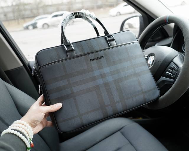 Burberry official website synchronizes high version handbag and crossbody backpack with timeless iconic products made of pure original single calf leather top hardware, non market ordinary version. This year's favorite styles of Burberry are all phot