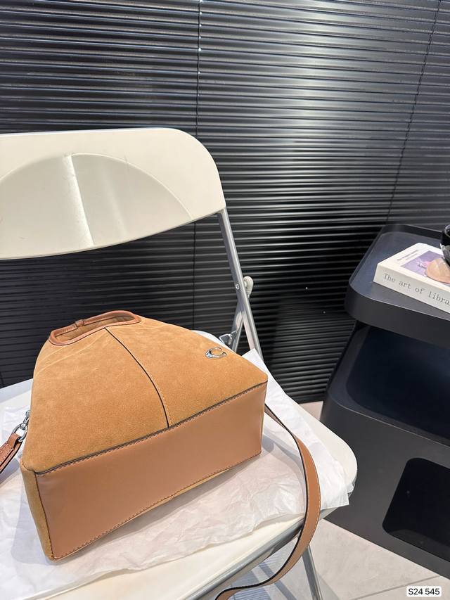 Paired with a box, the Coach Bucket Bag is simple yet not simple. This bag is versatile in meeting daily office capacity needs and offers versatile clothing options such as Clean Fit, neutral style, and mixed sports style