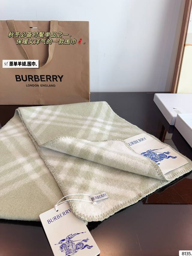Comes with a gift box The most gentle color scheme of Burberry scarf is a cashmere scarf with a great atmosphere. Don't you want to order such a beautiful scarf now?