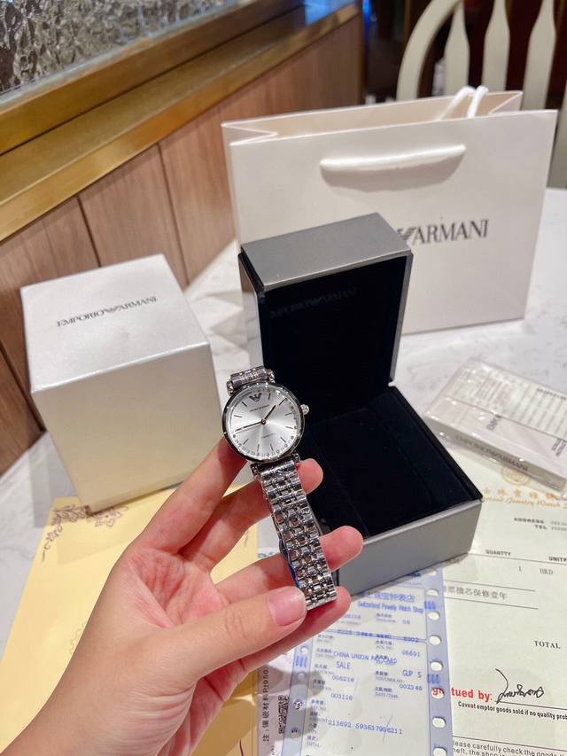 Original Armani 316L stainless steel watch mirror: reinforced mineral glass strap: 316L diameter size: 32mm * pearl mother of pearl perfectly blends and shines on the wrist, creating an elegant image for women with pure, simple and elegant temperamen